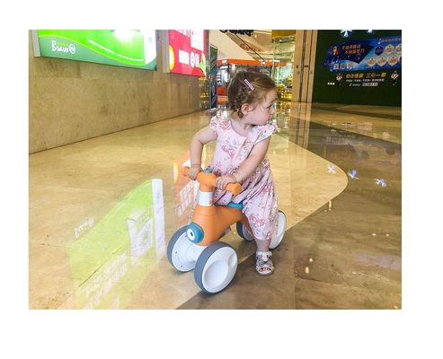 Plastic 4-wiel balance fiets voor kinderen met muziek licht bubbel apparaat maximaal laadvermogen 30kg