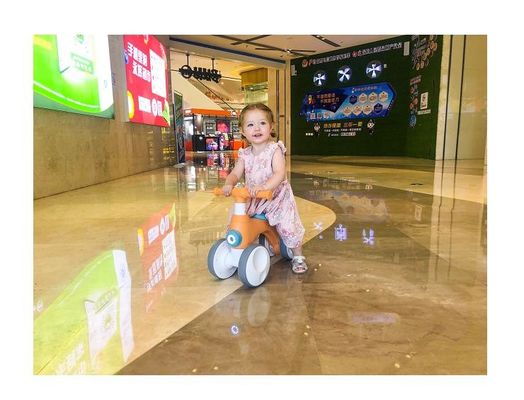 Plastic 4-wiel balance fiets voor kinderen met muziek licht bubbel apparaat maximaal laadvermogen 30kg