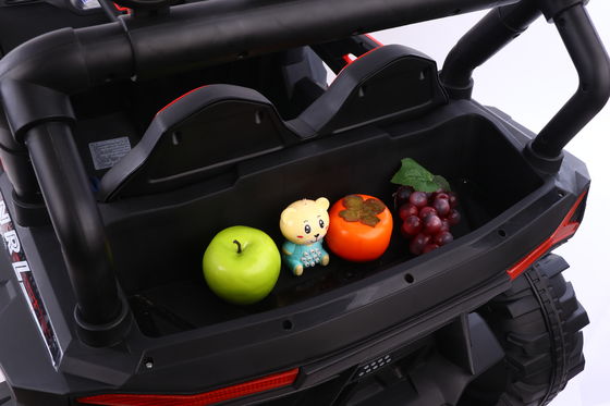 Grote elektrische kinderen speelgoed rijden op de auto met batterij aangedreven stroom