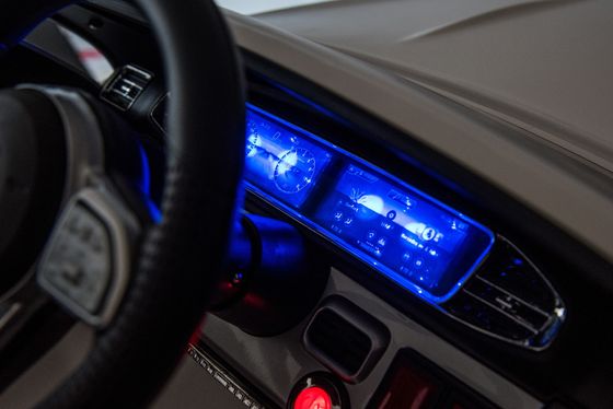 Kinderen met elektrische auto met 2,4G afstandsbediening en lange batterij