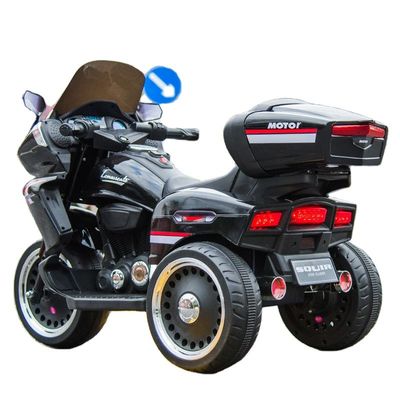 Plastic Kids rijden op een mini-motorfiets met vroege onderwijsfunctie en Engels verhaal