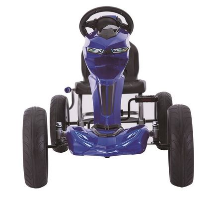 Kinderen rijden op een go-kart met koppeling en rem van rood plastic