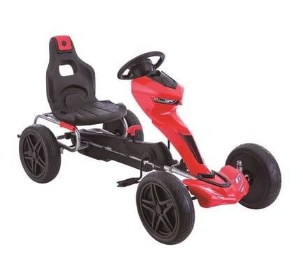 Kinderen rijden op een go-kart met koppeling en rem van rood plastic