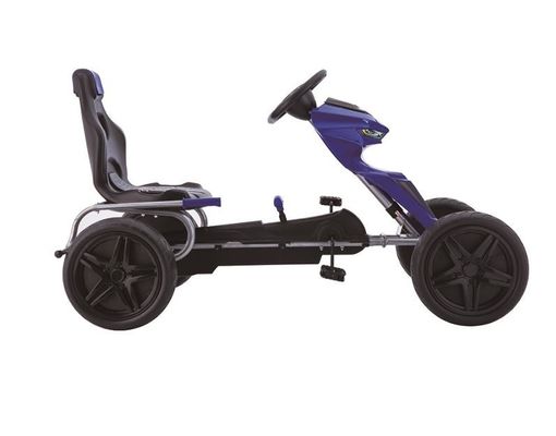 Kinderen rijden op een go-kart met koppeling en rem van rood plastic