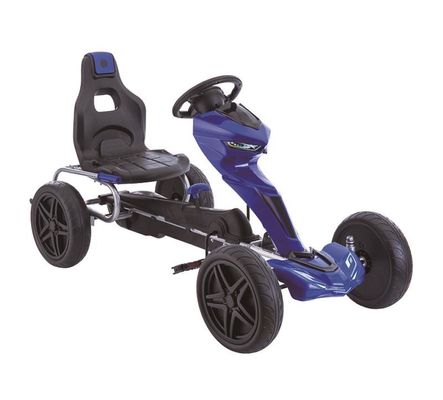 Kinderen rijden op een go-kart met koppeling en rem van rood plastic