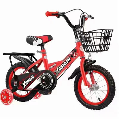 Rijd op speelgoed auto Zwarte tweewielige fiets met achterste montage en twee nagel handvat staan perfect
